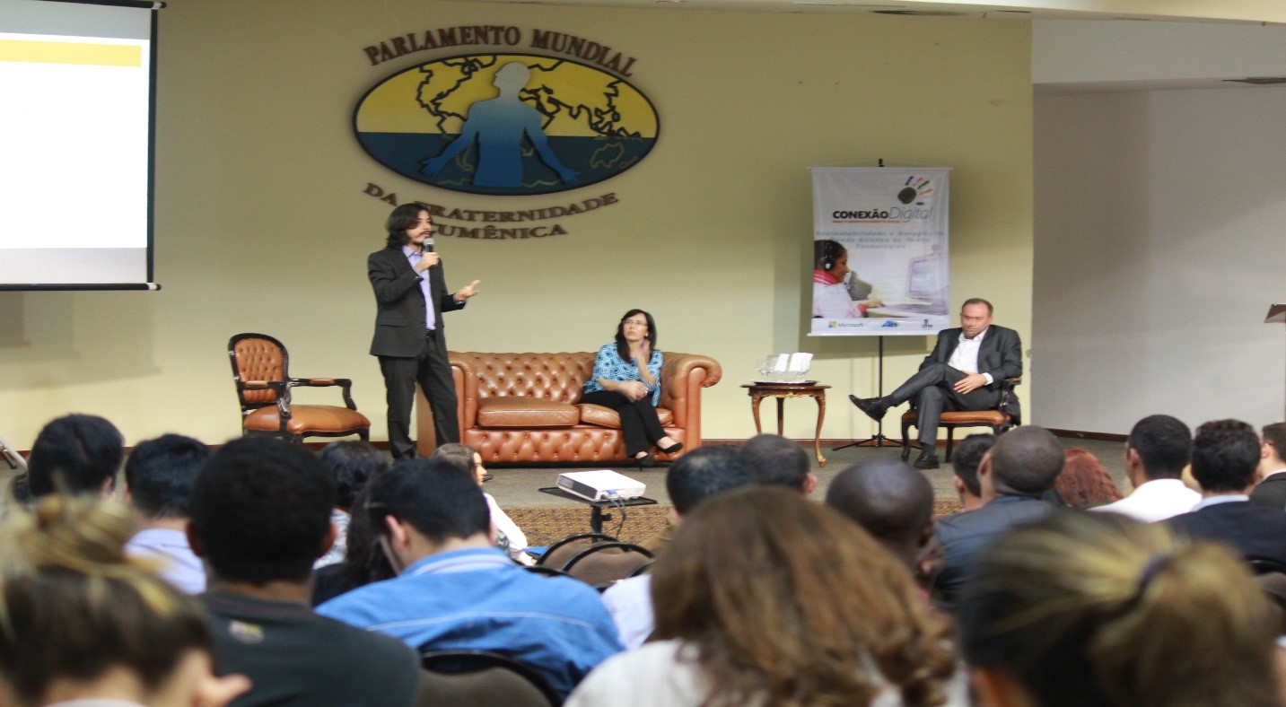 Murilo Amatneeks, representante da Secretaria Nacional da Juventude do governo federal, Kátia Gianone, Diretora de Comunicação e Cidadania da Microsoft Brasil e José Avando Sales, Diretor-Geral da ATN, na solenidade de abertura do NGO’s Connection Day em Brasília