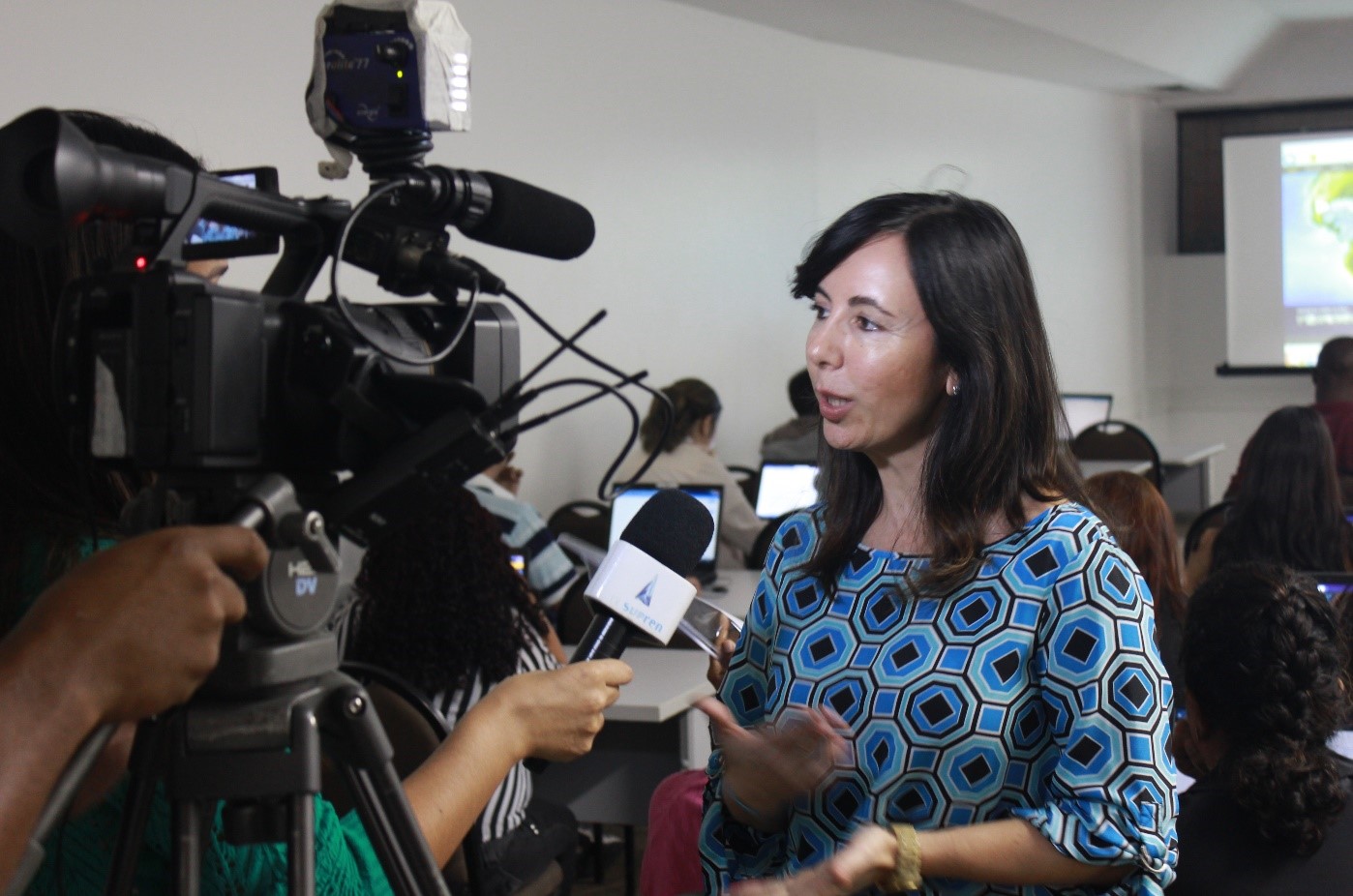 Kátia Gianone concedendo entrevista para a TV SUPREN, pertencente à ONG União Planetária.